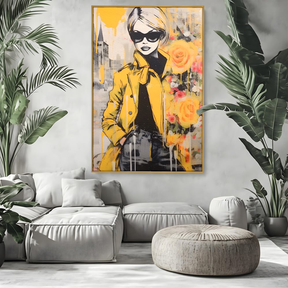 Tablou canvas cu tablou canvas cu femeie in jacheta galbena, in rama de aluminiu auriu, pe perete intr-un living